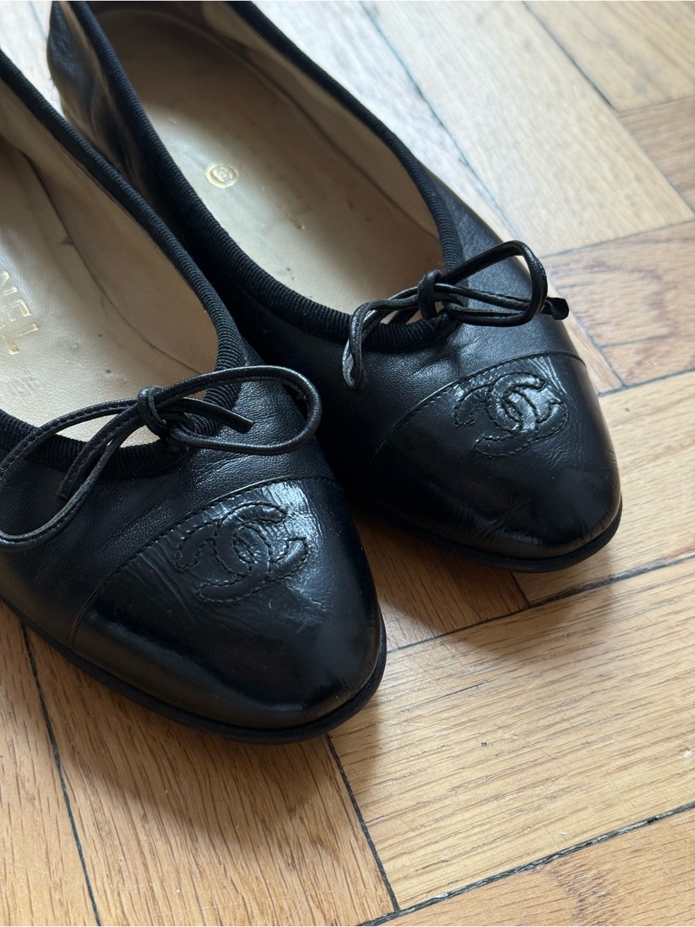 CHANEL Black Leather Ballet Flats with Bow and CC Cap Toe - Picture 2 of 6